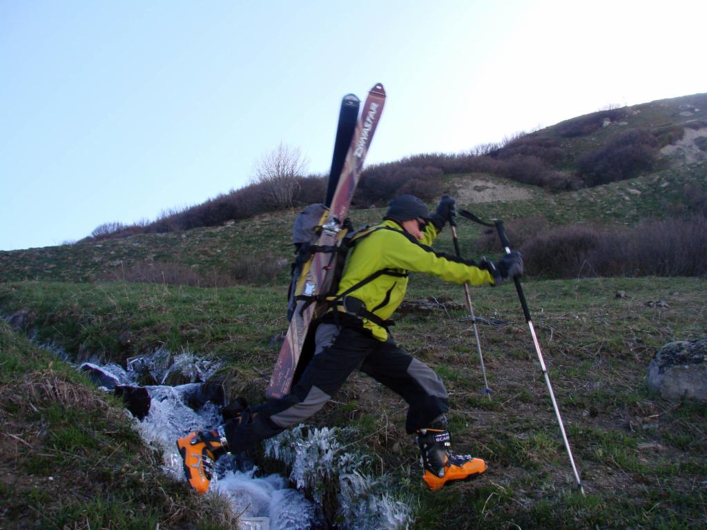 Traversée de ruisseau en sautant...