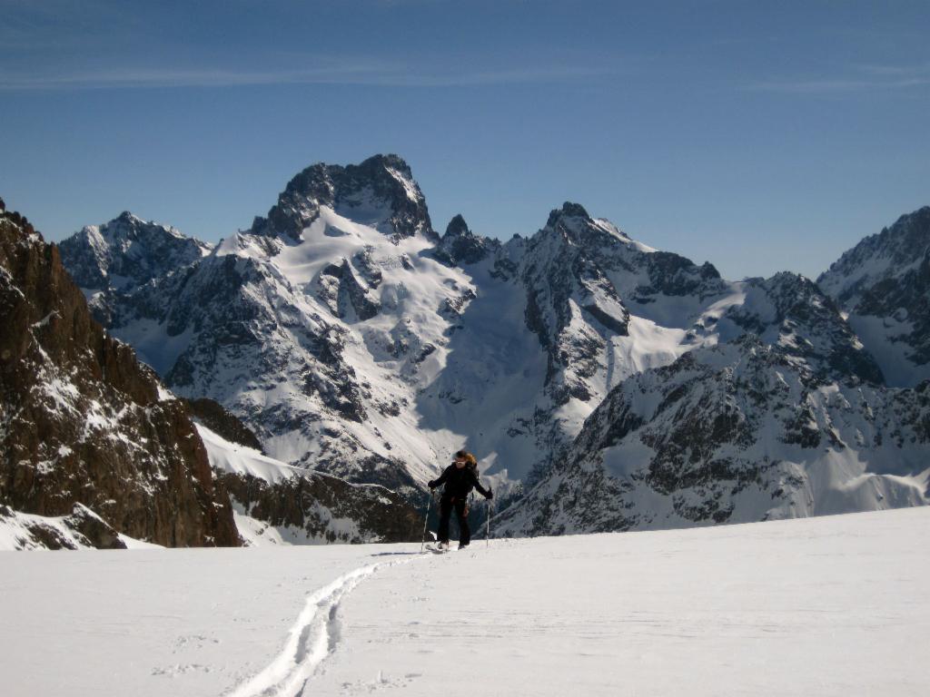 Montée sur le Glacier des Rouies; Barre des Écrins et Pic Coolidge à l'arrière-plan