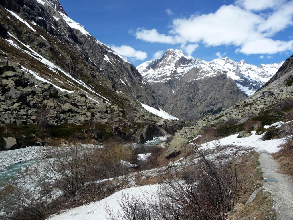 Descente le long du Vénéon vers la Bérarde
