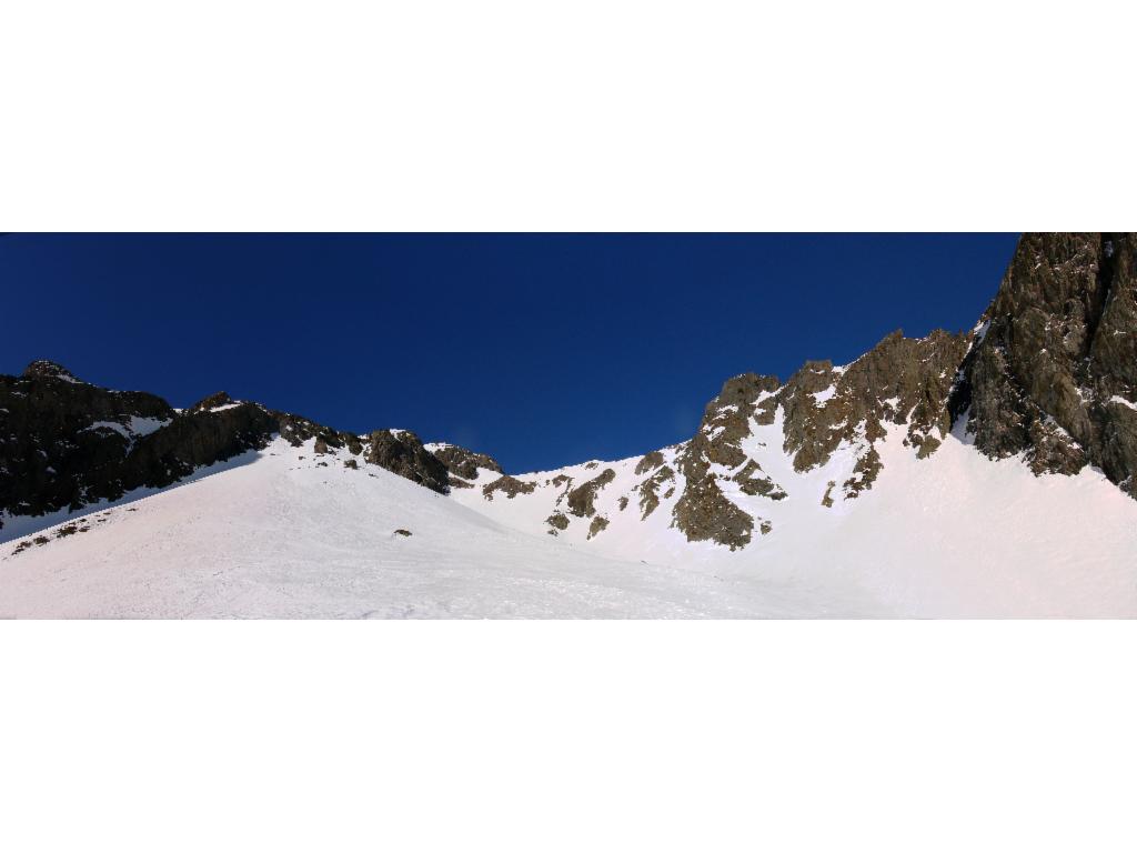Partie haute de la Combe des Ramays : accès sous les rochers centre-gauche