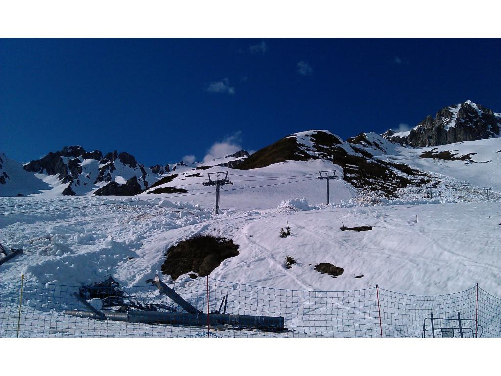Télésiège détruit par une avalanche de fond