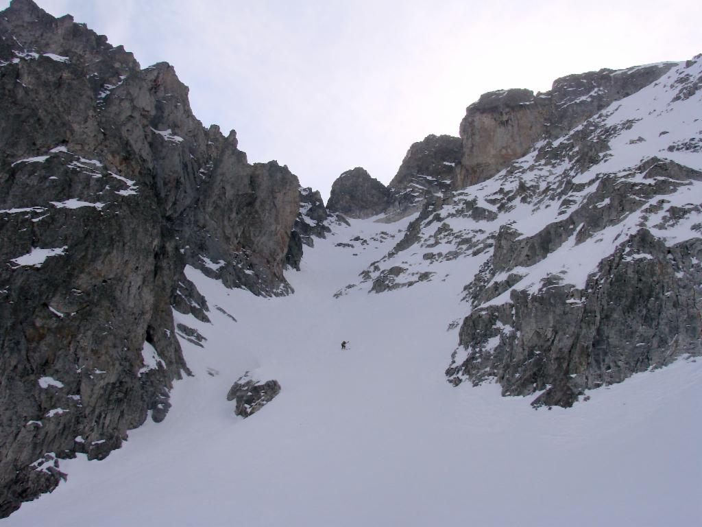 Yannick descend le couloir.