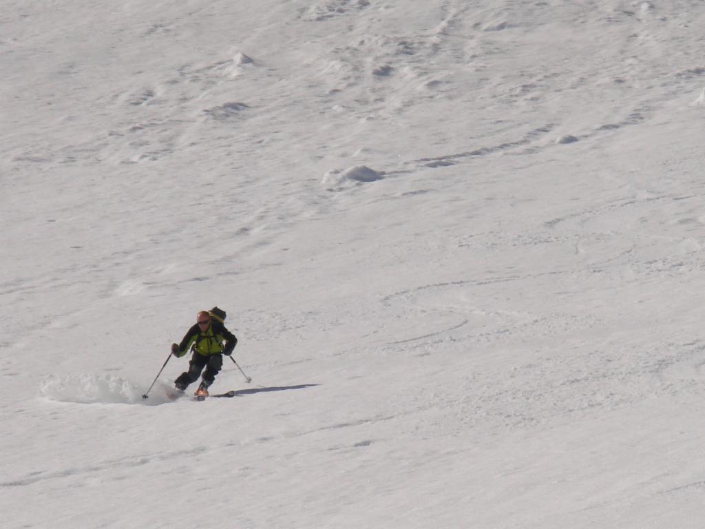Yannick descend dans la combe Entre Deux-Roches.