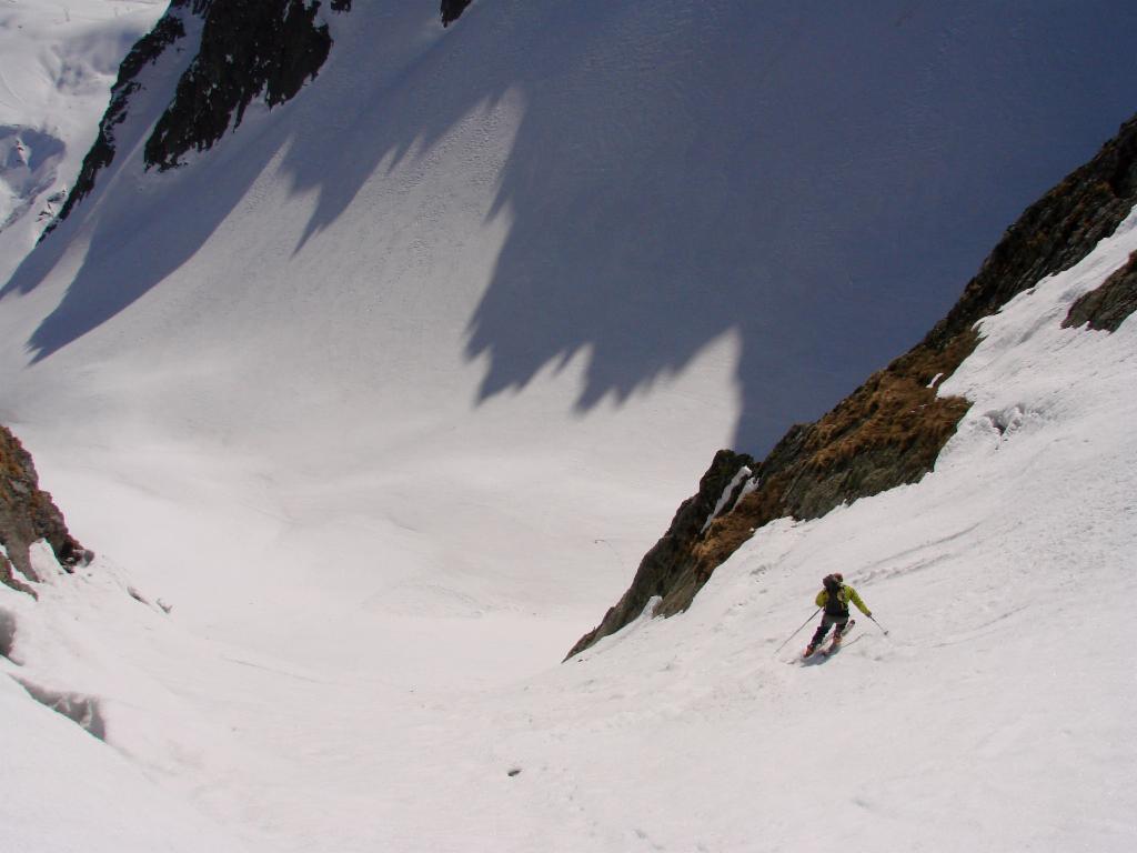 Yannick descend dans la combe Entre Deux-Roches.