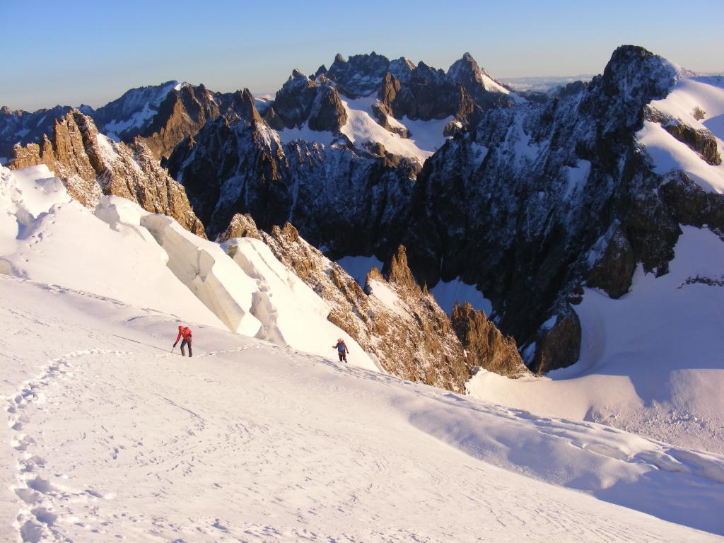 Méga-crevasse avec pont de neige, La Meije et Roche Faurio à l'arrière-plan