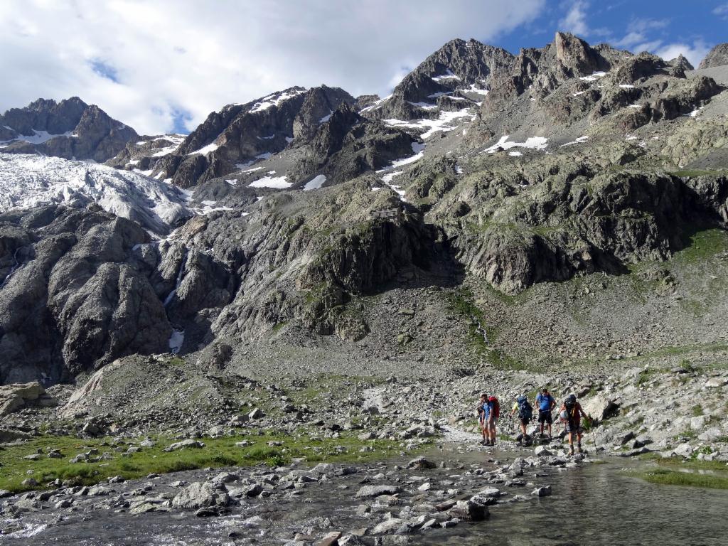 Le Refuge du Glacier Blanc juché sur le ressaut rocheux