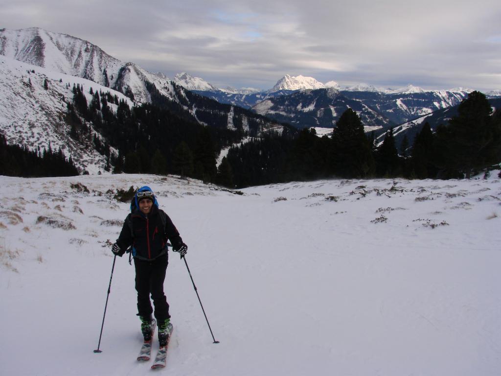 Raji beim Aufstieg, im Hintergrund der Ödstein