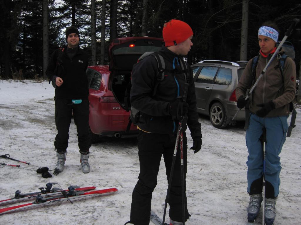 Am Parkplatz: Bernhard, Stefan und Elisabeth