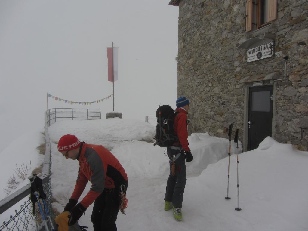 Zurück bei der Hütte: Das Wetter wird dauerhaft schlechter. Morgen früh geht's runter statt rüber.