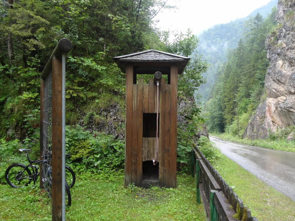 Der Regen zwingt uns in den Turm.