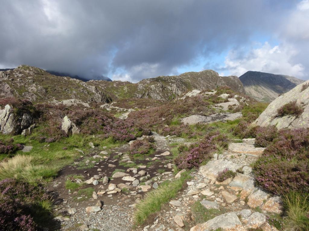 Path along the edge of the plateau to the summit