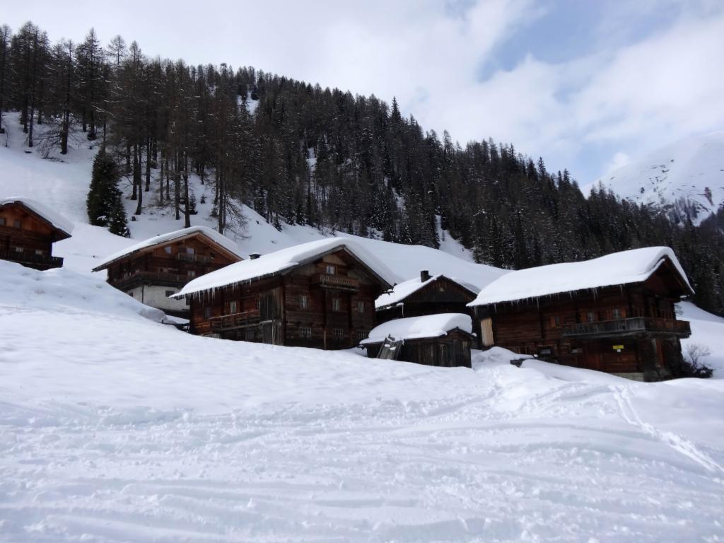 Verschneite Hütten auf der Alfenalm