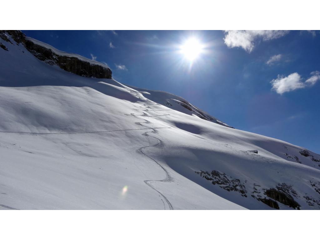 Abfahrtsspur durch den Steilhang der Roten Wand