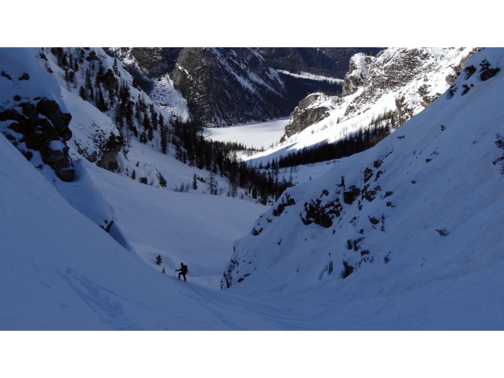 Abfahrt durchs Nabige Loch, im Hintergrund der Pragser Wildsee