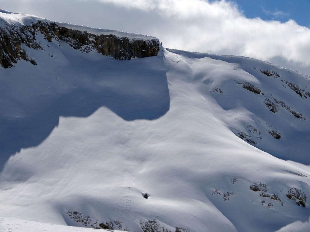 Prüfender Blick zum unverspurten Steilhang zur Roten Wand