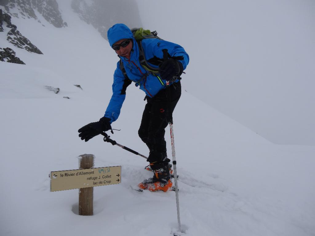 Au col: pas mal de neige, mais pas assez de visibilité pour monter au sommet