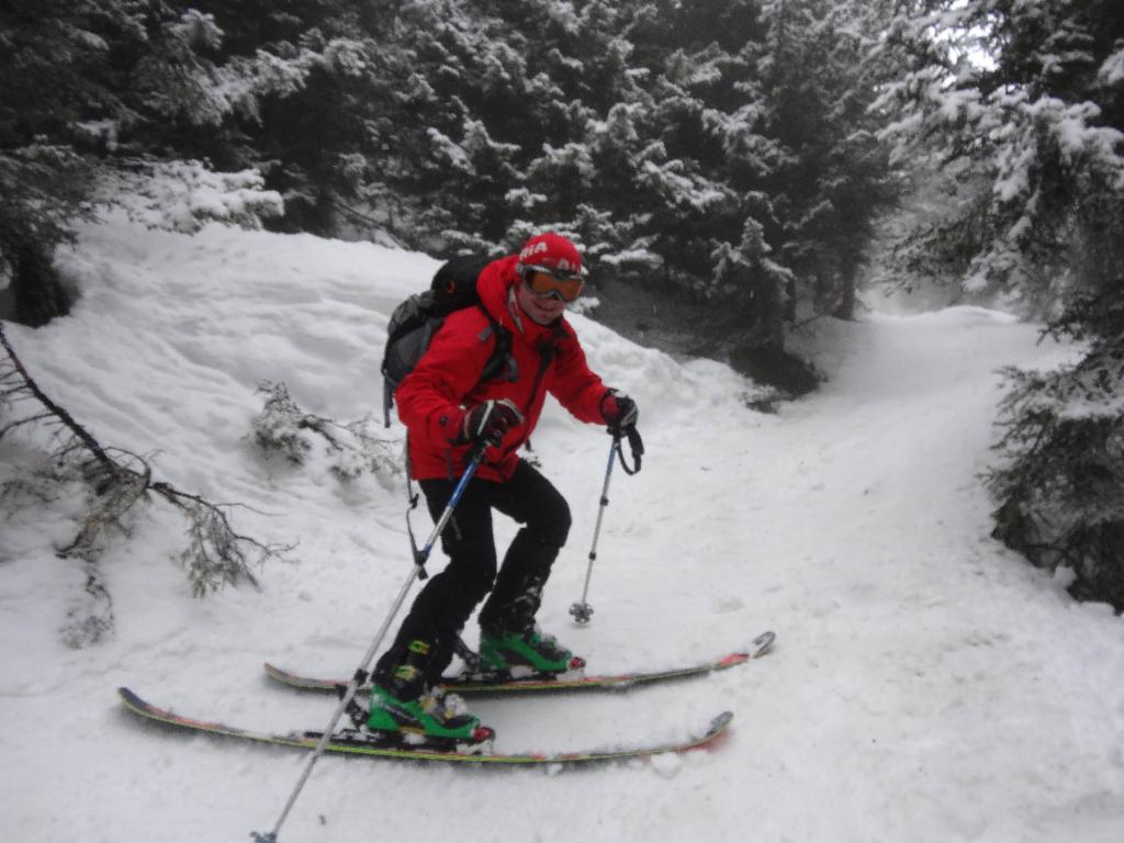 Descente dans la forêt: là, il y a encore assez de neige.