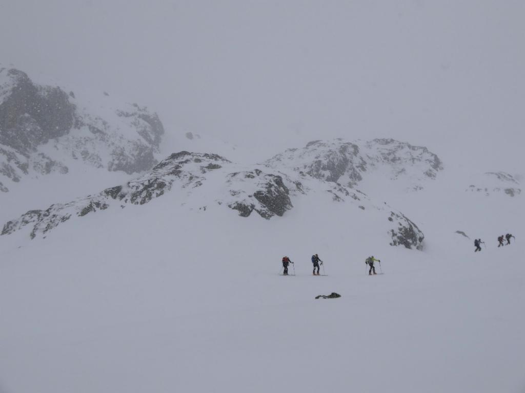 Caravane vers le col malgré la mauvaise visibilité