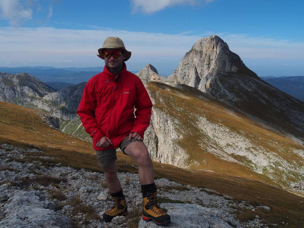 Peter au sommet de la Grande Sœur Agathe, la Grande Moucherolle à l'arrière-plan