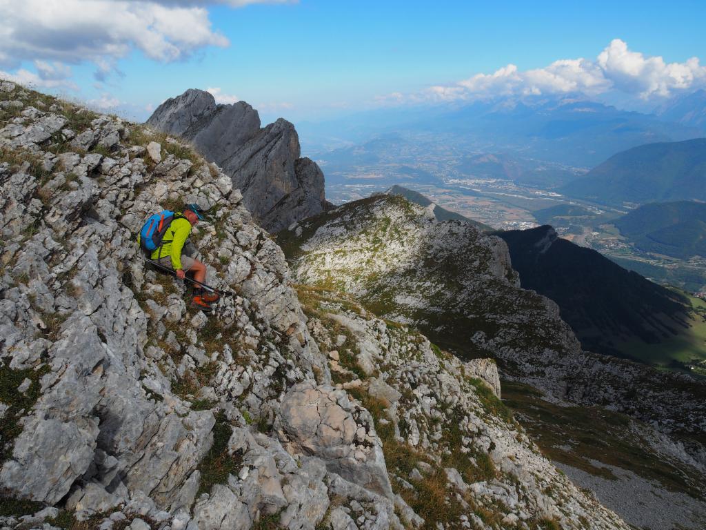 Yannick dans la descente vers le Pas de l'Œille, Mont Gerbier à l'arrière-plan à gauche