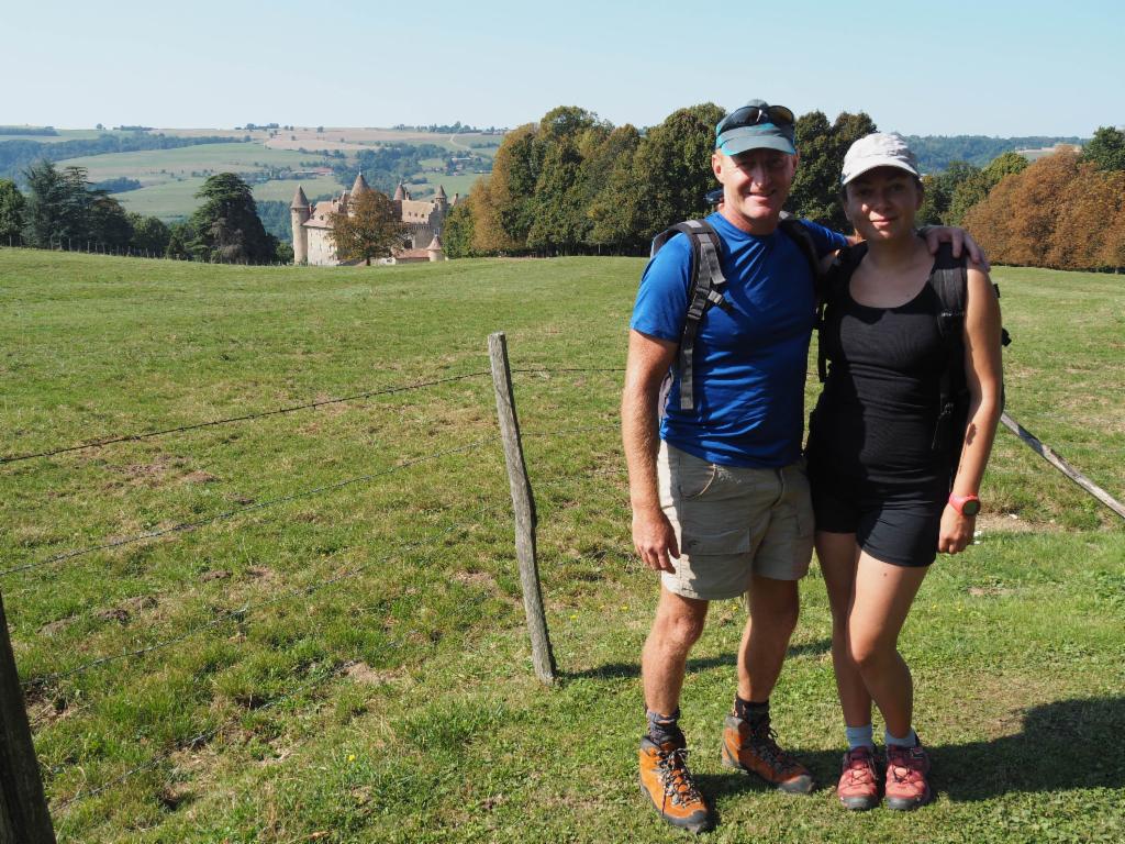 Yannick et Iana devant le Château de Virieu