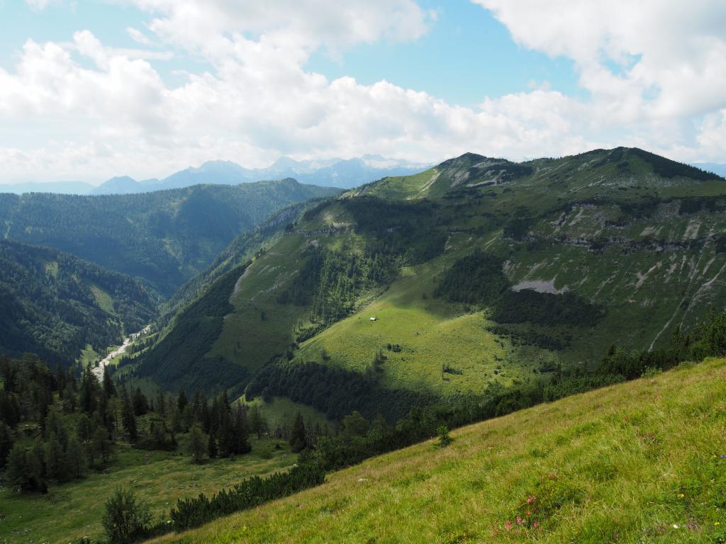 Egelseehörndl vom Gipfel, im Hintergrund das Tennengebirge