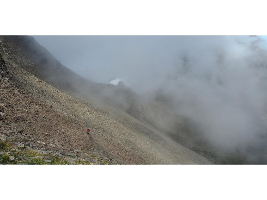 Traversée des schistes au-dessus du Col de la Vaurze