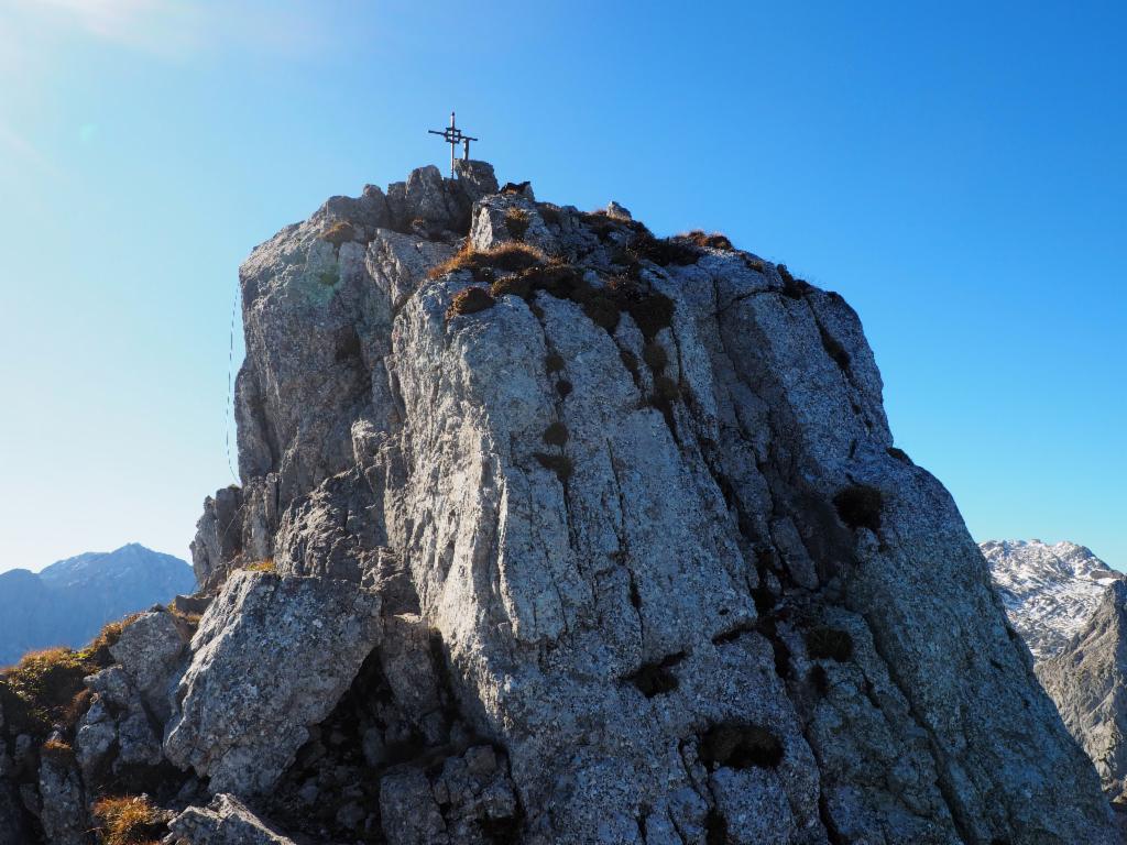 Letzte Steilstufe zum Gipfelkreuz direkt in der 600m hohen Ostwand
