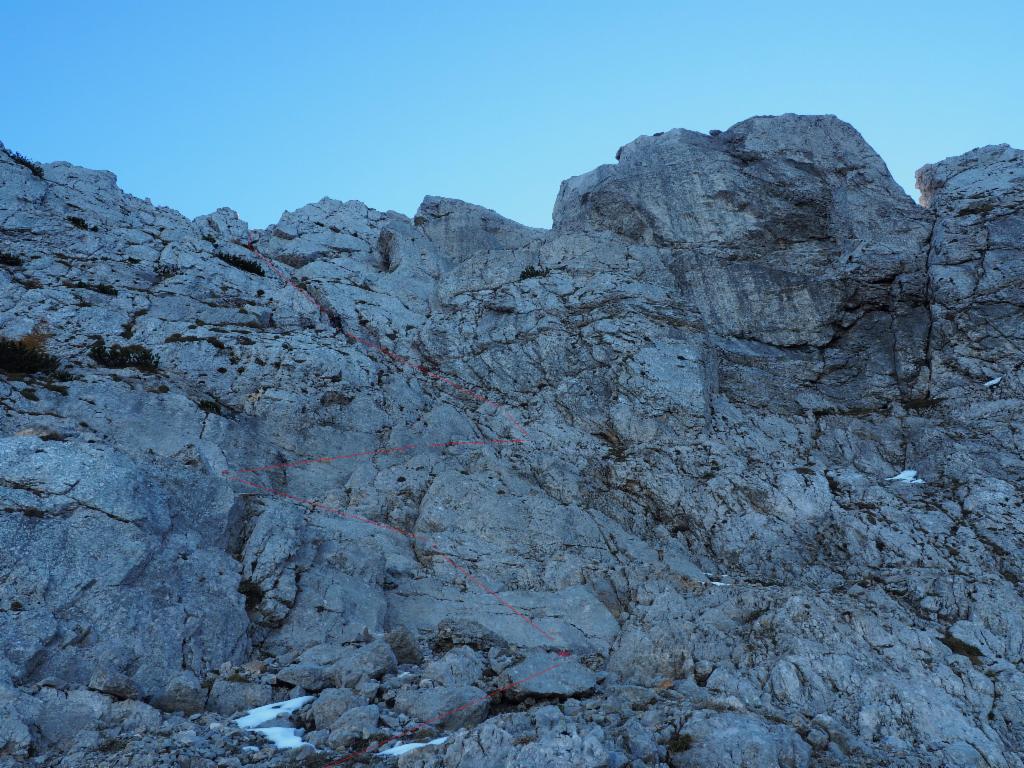 Blick vom Schotterband in den oberen Teil der Route (rot)