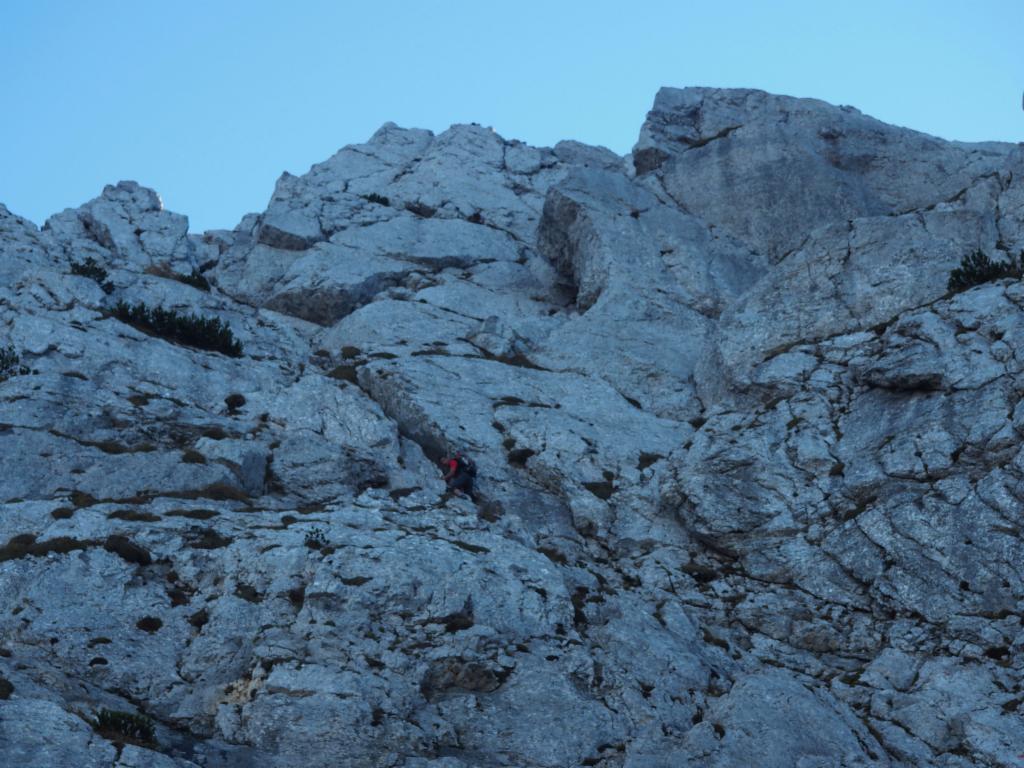 Ein anderer Bergsteiger im schrägen Riss nach dem Schotterband