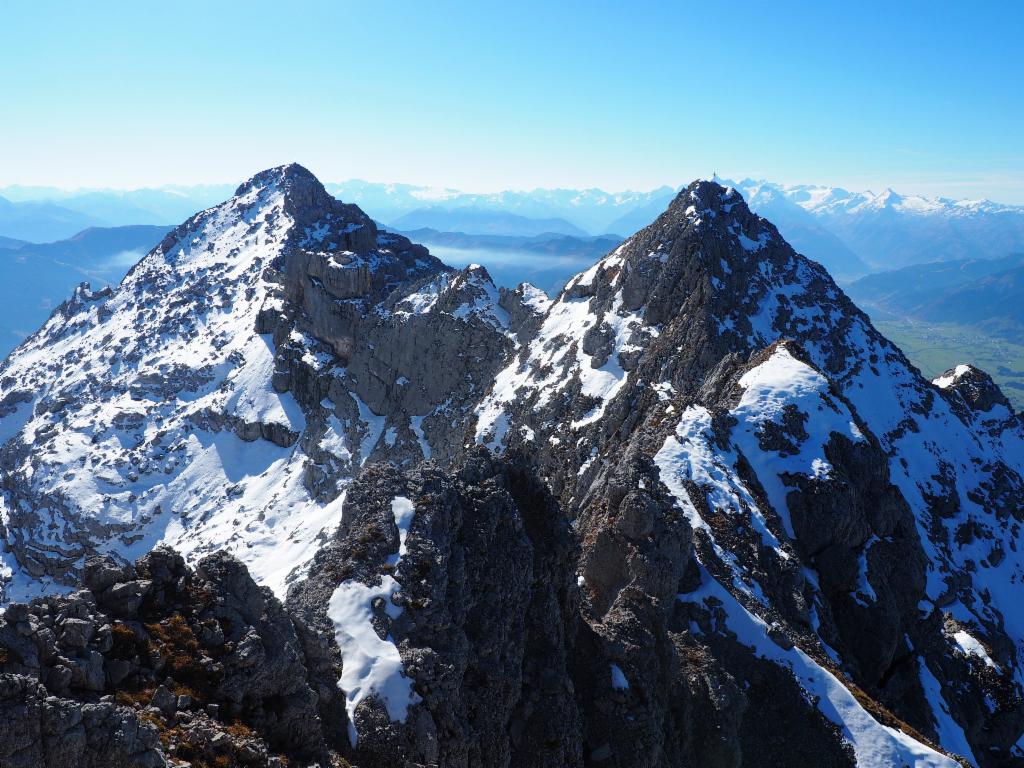 Schmäler werdender Grat zum Mitterhorn, links das Breithorn