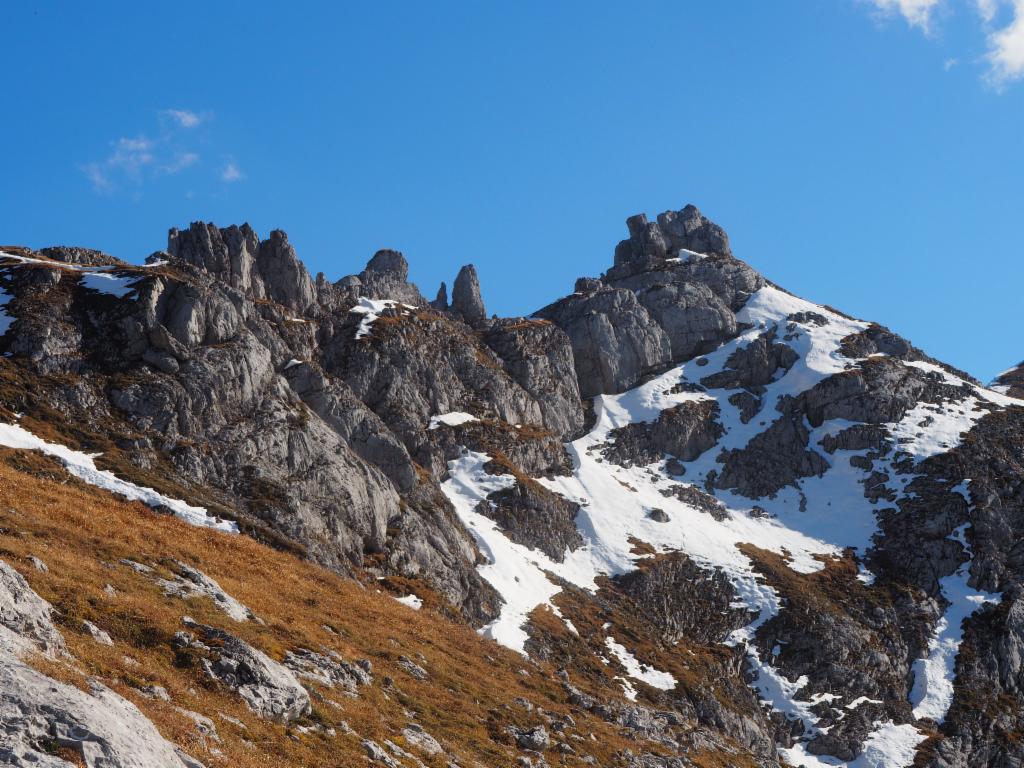 Blick zurück zu den Gendarmen am Beginn des Grats