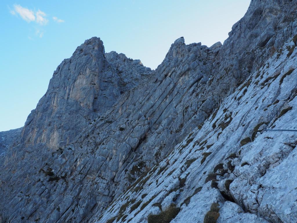 Plattige Kletterstelle und Querung im unteren Teil des Wildental-Klettersteigs