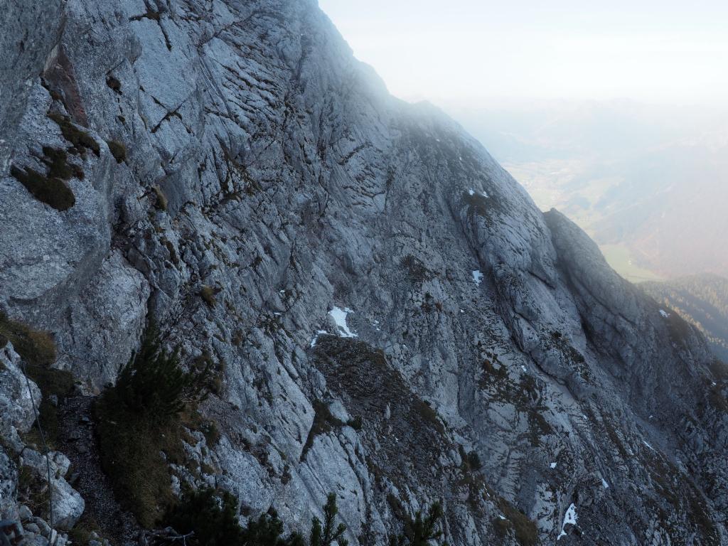 Blick zurück in die luftige Querung im unteren Teil des Wildental-Klettersteigs