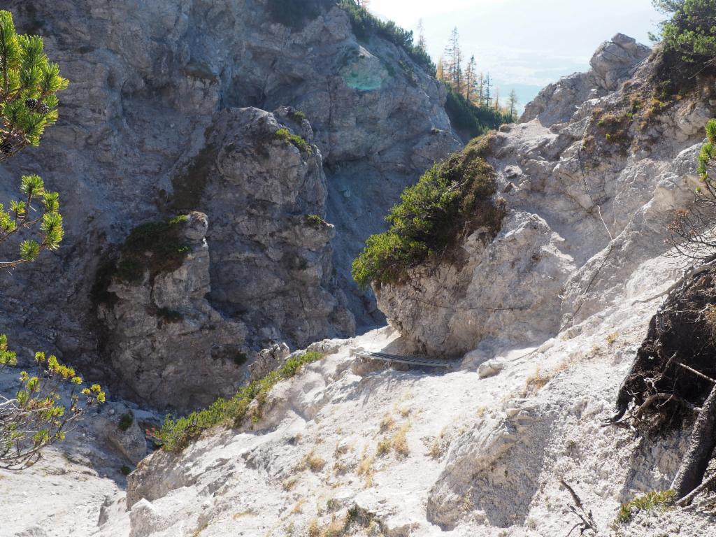 Weg durch die Schlucht im Abstieg zur Steinalm