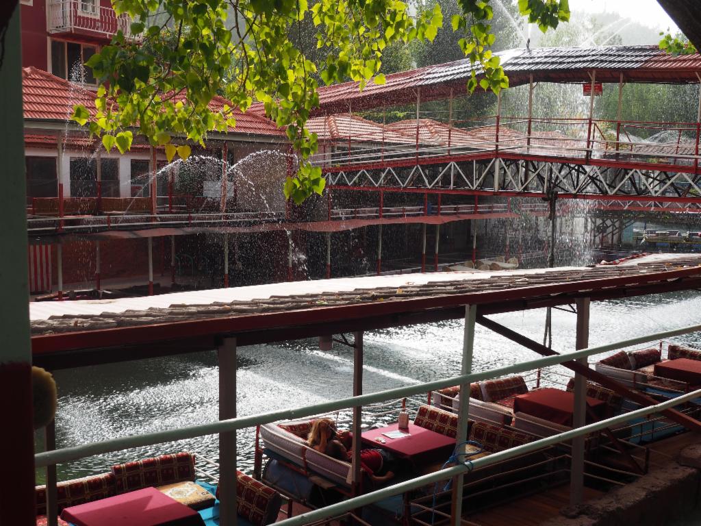 Taverns and fountains in the Dim Çayı