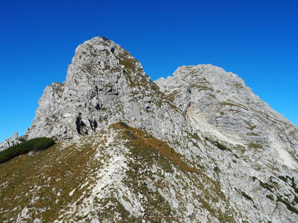 Zweiter Gratkopf (wird links umgangen) und Gipfel rechts