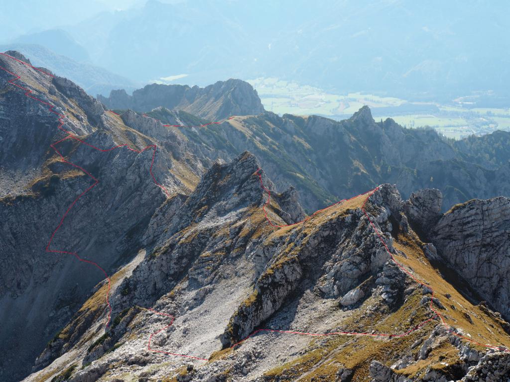 Klettersteig-Route (rechts) und Normalweg (links) vom Gipfel