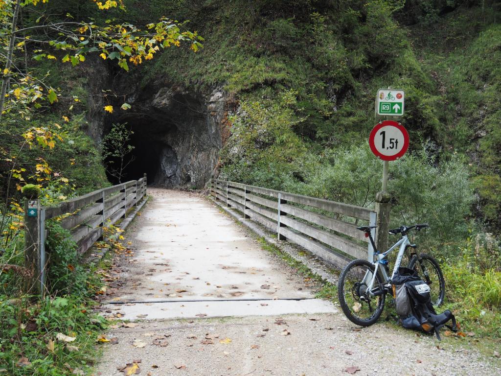 Einfahrt in die Tunnelkette der Hohen Stiege