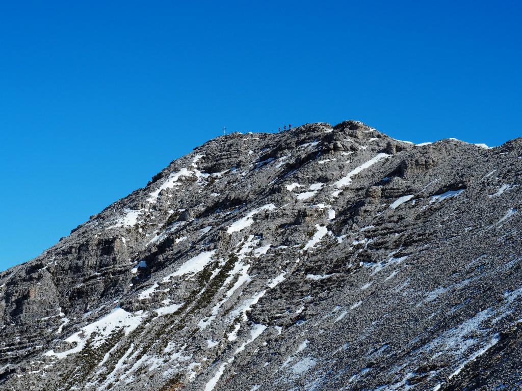 Eine Gruppe auf dem Gipfelgrat