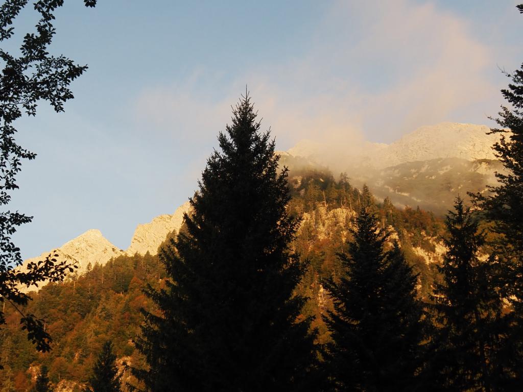 Die Morgensonne taucht die Grimminggrate in gelbliches Licht.