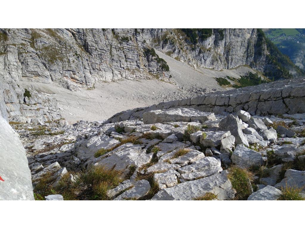 Blick rampenabwärts in die Schneegrube