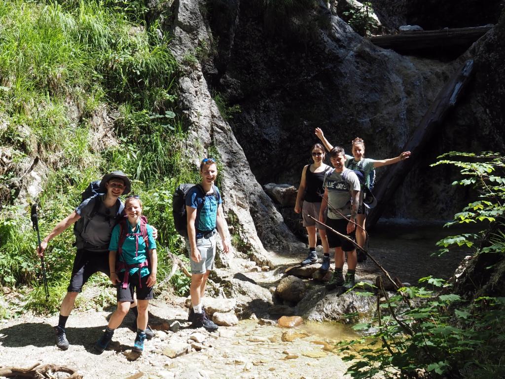 Der Wandersleute beim Wasserfall