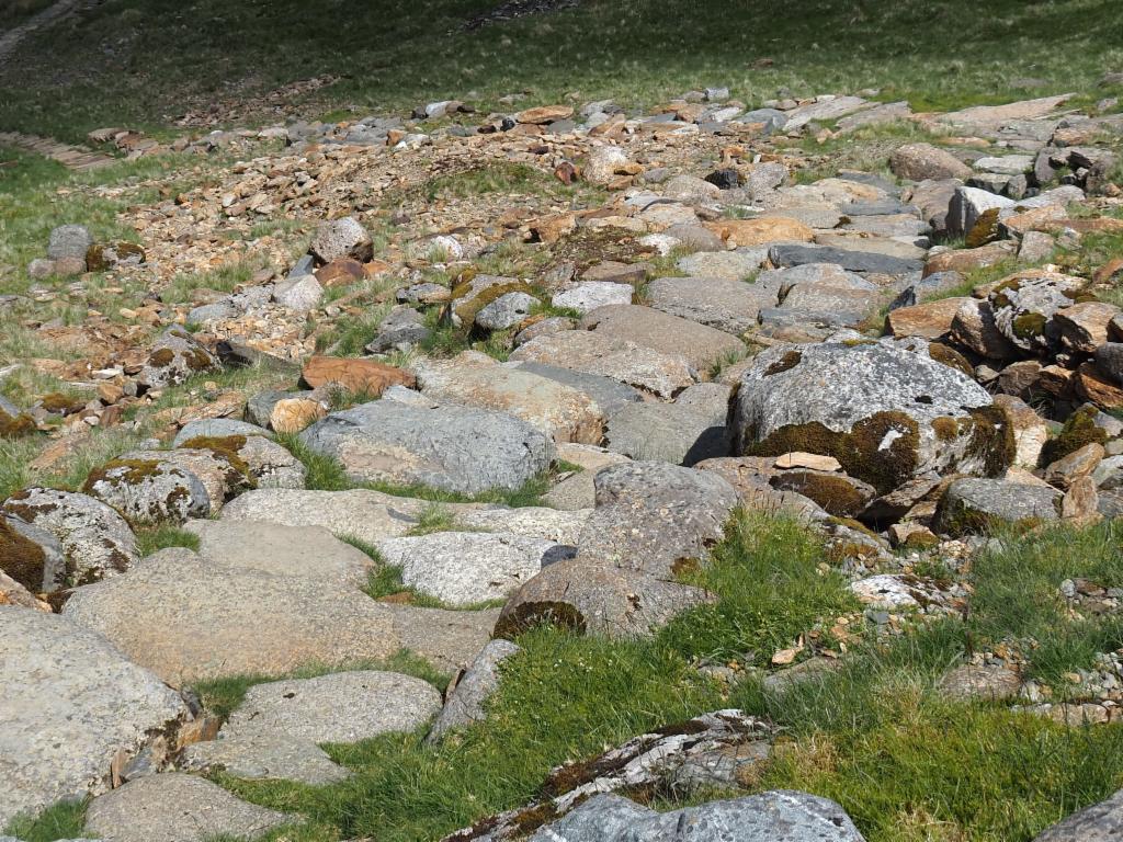 Paved path down to Llyn Llydaw