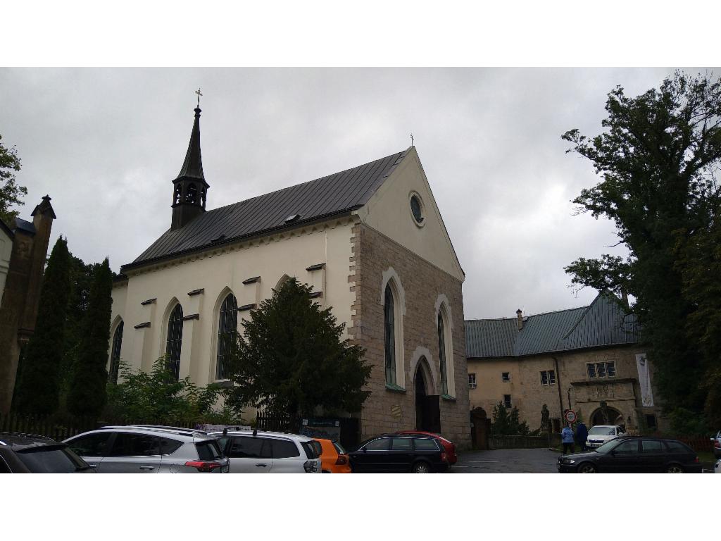 Parkplatz vorm Schloss Hrubá Skála