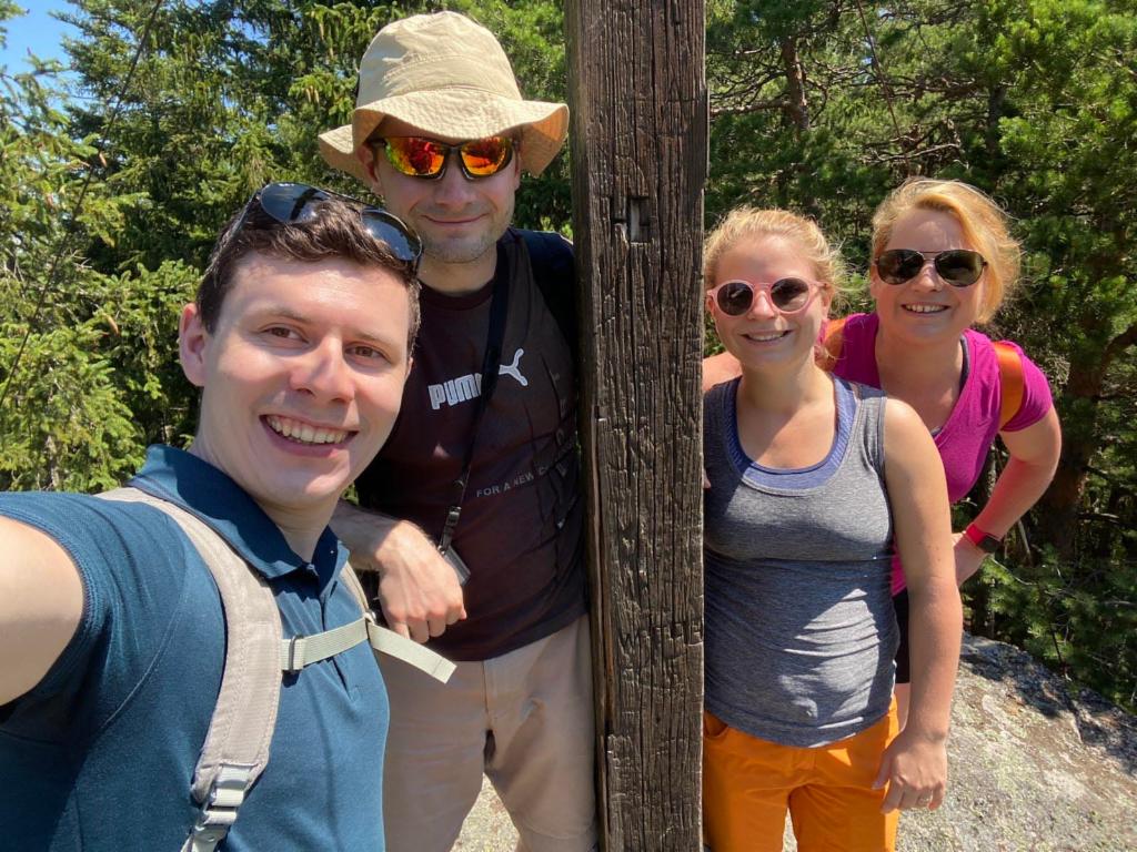 Andi, Peter, Julia und Claudia beim Gipfelkreuz