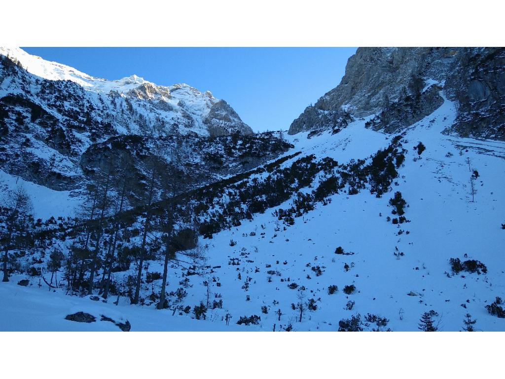 Steilhang von der Holzeralm in den oberen Teil des Kars: ganz schön viel Latschen und Schotter