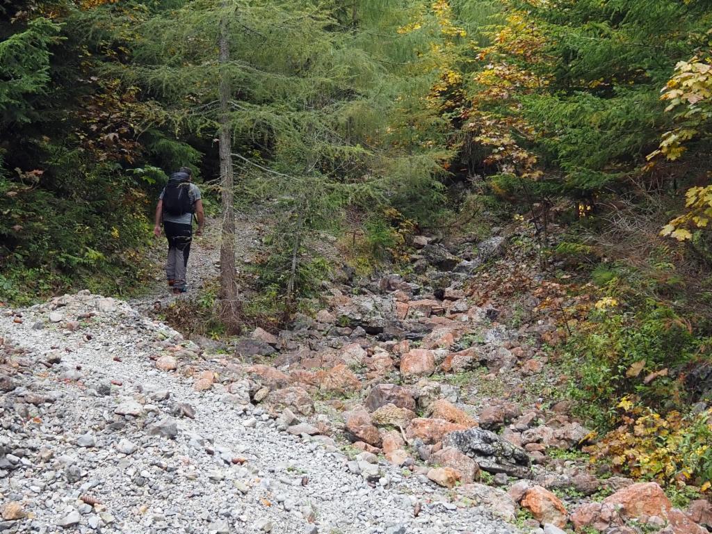 Weg entlang eines trockenen Bachbetts