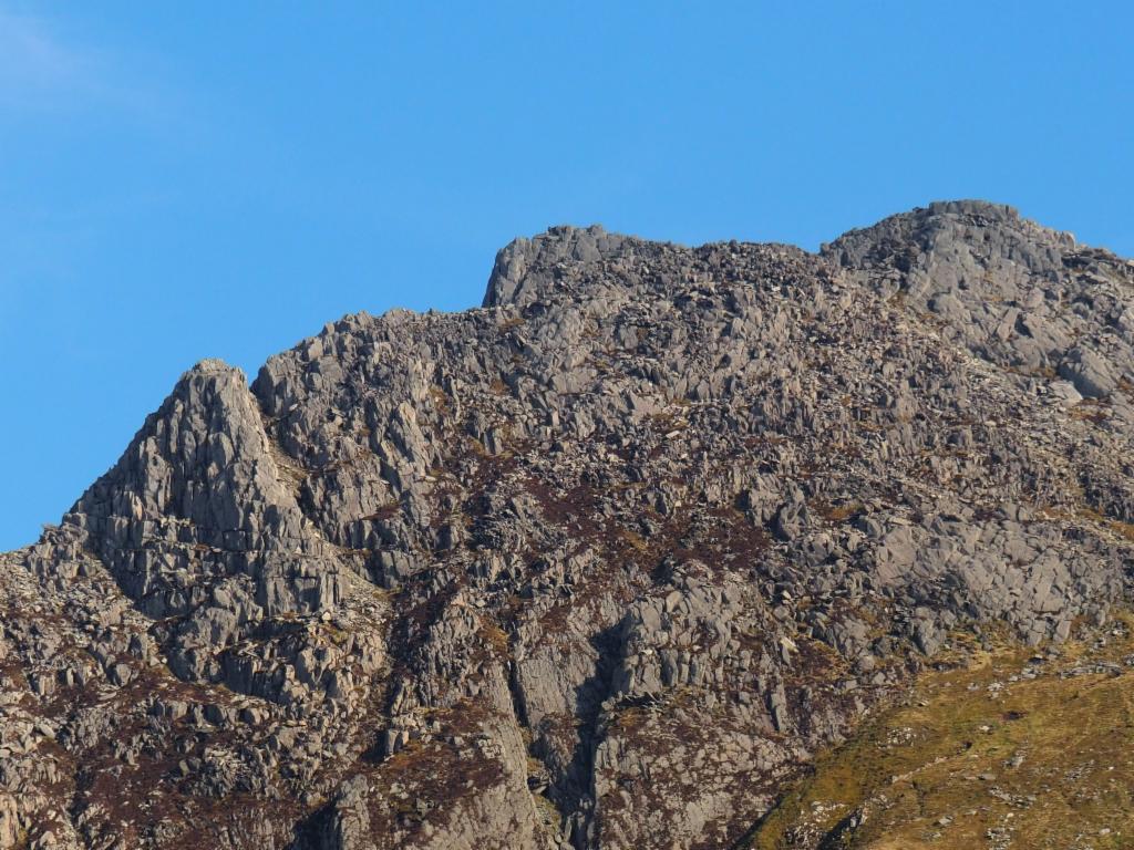 Upper part of the north ridge: gap between pinnacles, north summit, main summit