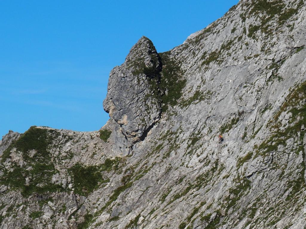 Bergsteiger in der vierten Platte kurz vor der Scharte